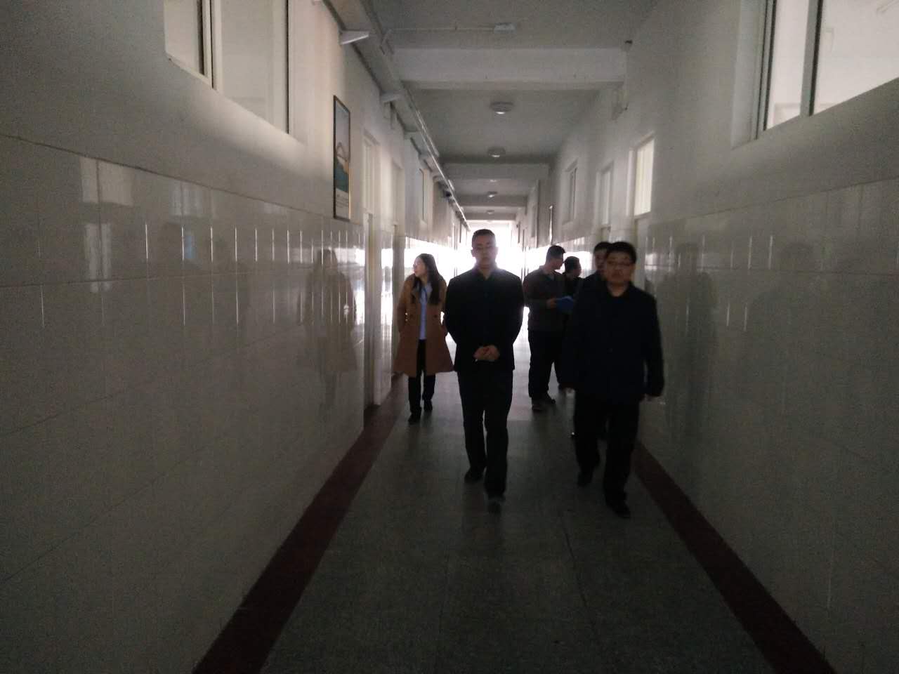 系领导视察教学楼